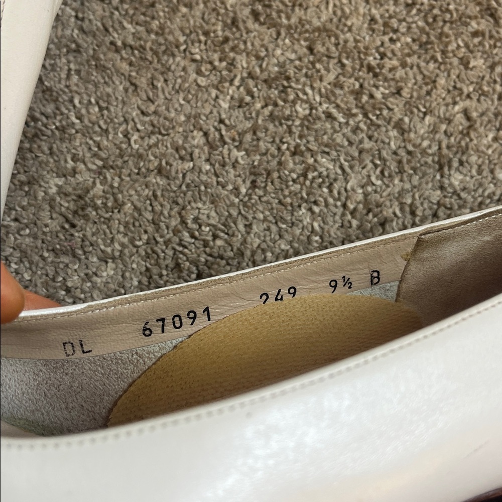 Vintage Salvatore Ferragamo White Bow Pumps with Gold Accent - Picture 5 of 16